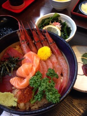 ボリューム満点海鮮丼_c0263761_2384470.jpg
