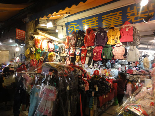 台湾 台北 士林夜市 シーリンイエシー で食べ歩き ふりむけばスカタン 台湾 台北 士林夜市 シーリンイエシー で食べ歩き ふりむけばスカタン