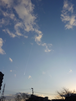 飛行機雲を眺めながら_b0169238_21242067.jpg