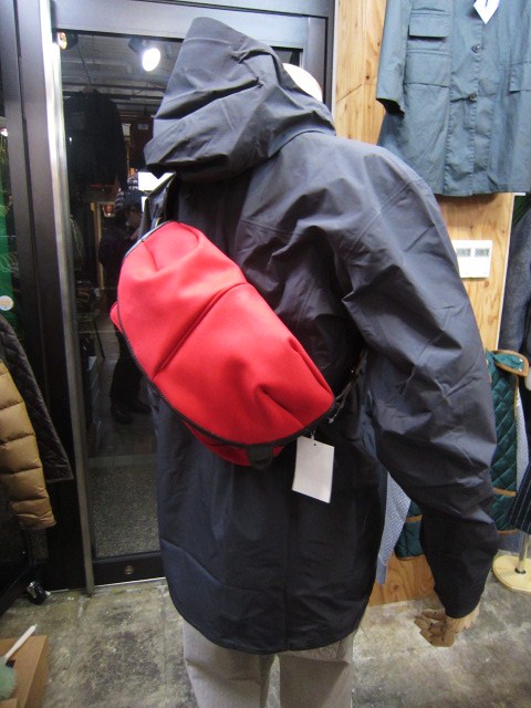 Pokit ・・・ 人気の2型(Capsuel Shoulder 、POACHER BAG) 春分の追加入荷です~♪♪♪_d0152280_21413586.jpg