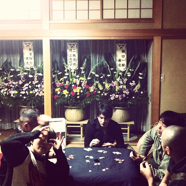 寅作おじいちゃん追悼花札大会 at お通夜_f0170995_1650960.jpg