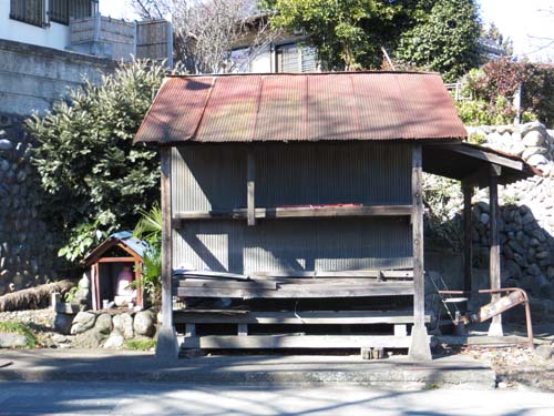 かわいいお地蔵さんと小屋_b0129807_22465099.jpg