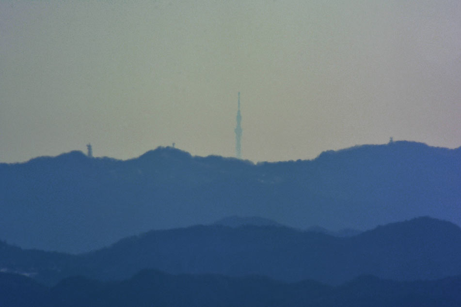 小浅間山からのスカイツリー遠望（136.7ｋｍ）_c0043361_1010328.jpg