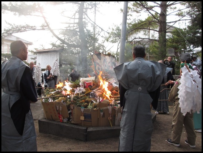 春日神社まで、ドンド焼きに・・・ _f0113862_17221596.jpg