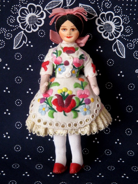 海外土産/ハンドメイド　ビィンテージ　ハンガリー刺繍　人形