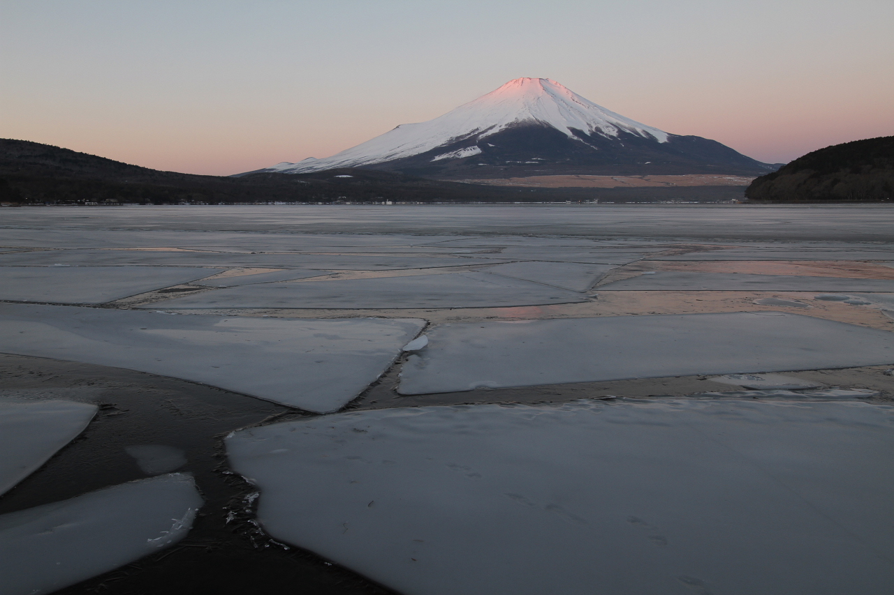 氷に閉ざされた湖の夜明け_d0240223_6445714.jpg