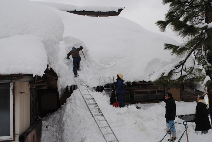 萱葺き古民家の雪下ろし_c0267580_1804553.jpg