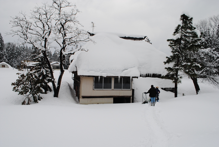 萱葺き古民家の雪下ろし_c0267580_9103520.jpg