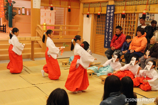 岸城神社「こども節分神楽」_e0271181_1271290.jpg