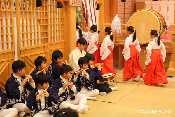 岸城神社「こども節分神楽」_e0271181_1423282.jpg