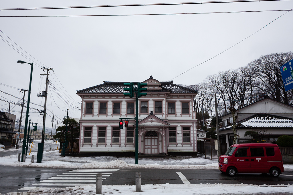 雨の仁賀保駅前_c0073613_0552597.jpg