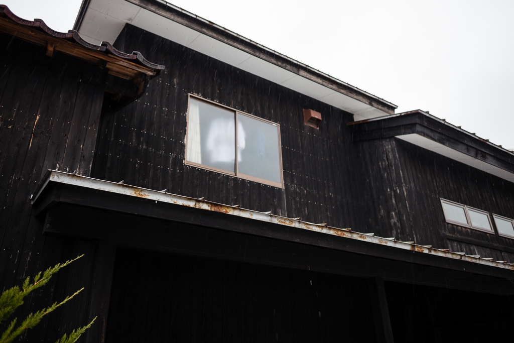 雨の仁賀保駅前_c0073613_0554274.jpg