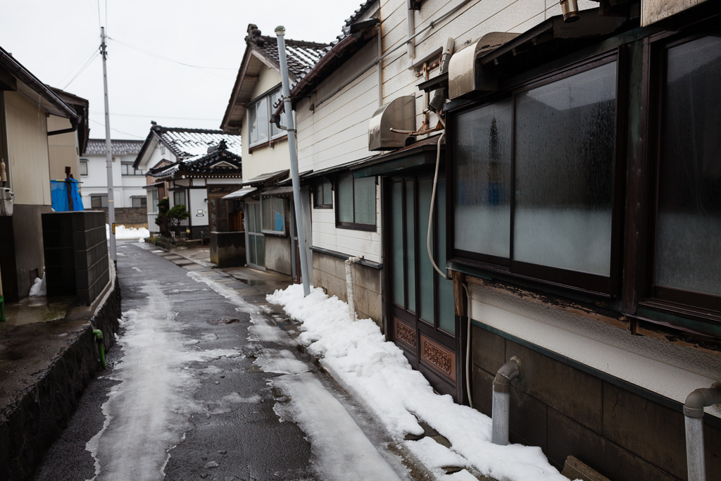 雨の仁賀保駅前_c0073613_0561251.jpg