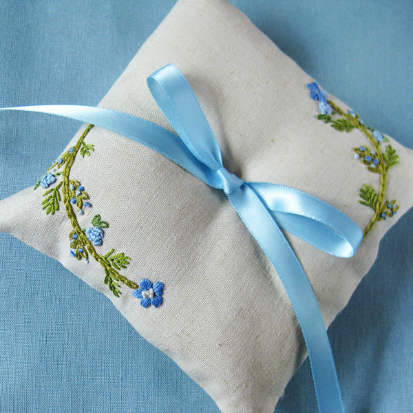 ring pillow in blue_d0011990_3181878.jpg
