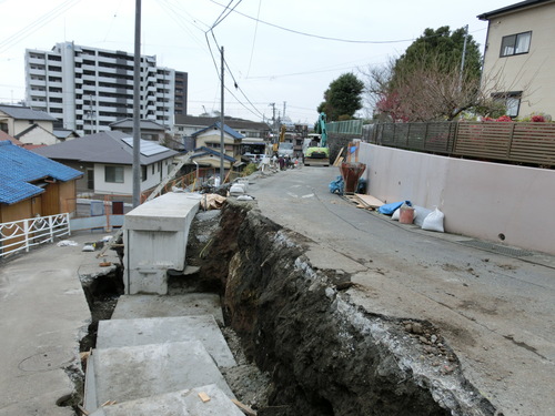 順調に進む今泉まちづくりセンター東側道路の拡幅工事_f0141310_7524946.jpg