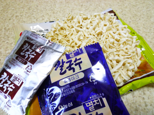 【農心(NONGSHIM)】煮干しカルグクス_c0152767_0444895.jpg