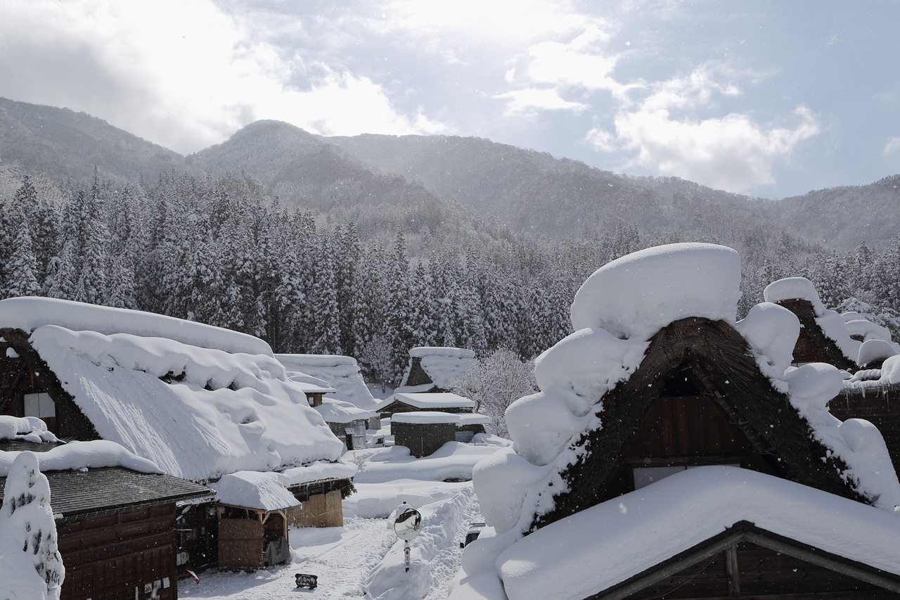 屋根雪を求めて　白川郷_c0114153_2391164.jpg