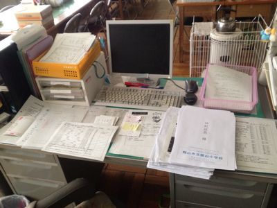 書類の山 城山通信