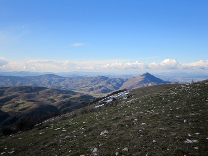 天気を分かつテッツィオ山_f0234936_74249.jpg