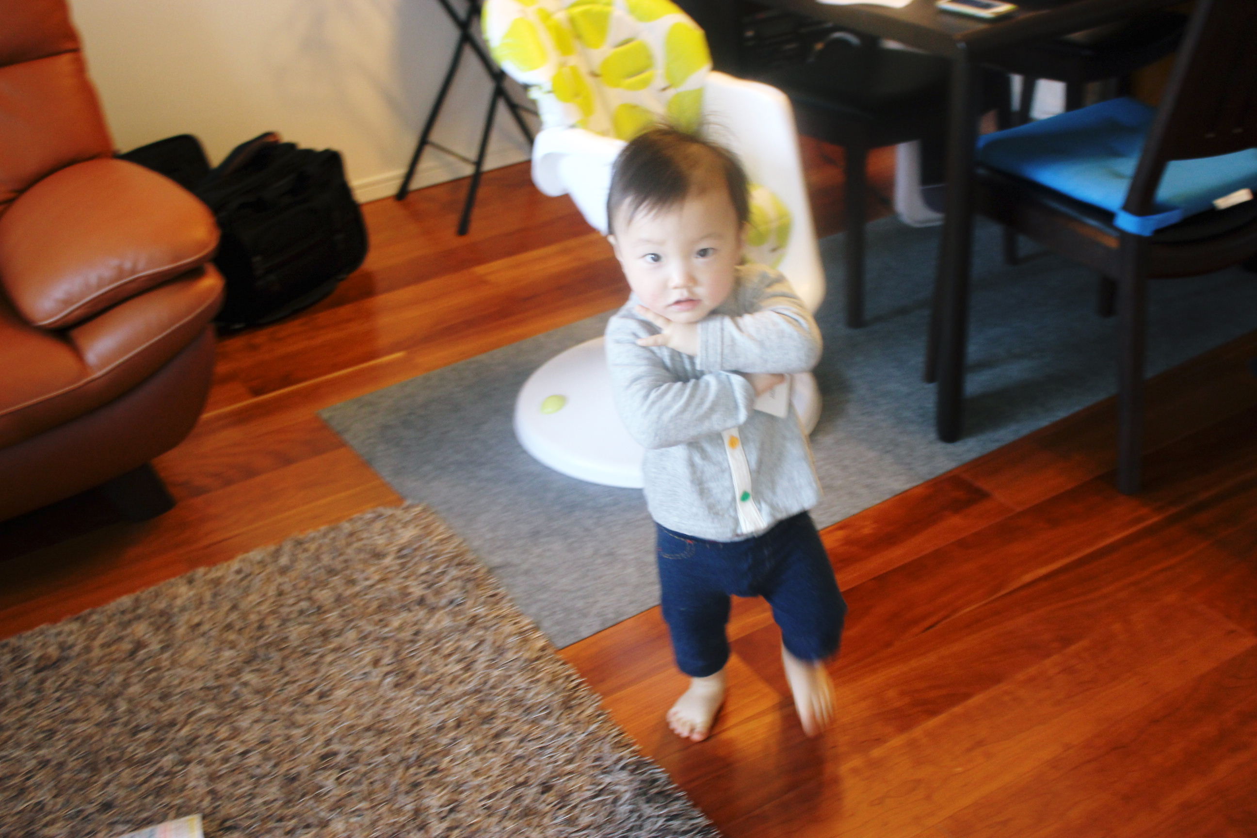 1歳3ヶ月 かっこいいポーズ 渋谷ol通信v2 只今育児ブログ更新中