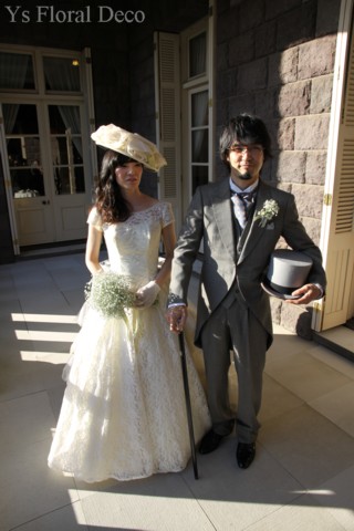 素敵な帽子でお色直し かすみ草のクラッチブーケ 白とグリーンの会場装花_b0113510_22223093.jpg