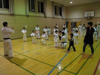 西町教室 笑顔と元気で稽古!_c0118332_2329533.jpg