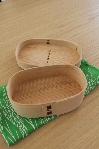 柴田慶信商店の小判型弁当箱 テーブルの真ん中 柴田慶信商店の小判型弁当箱 テーブルの真ん中