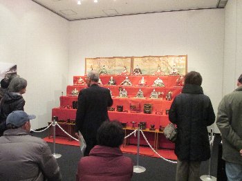 トップをきった雛祭りーもりおか歴史文化館の人形展_e0122199_1644593.jpg