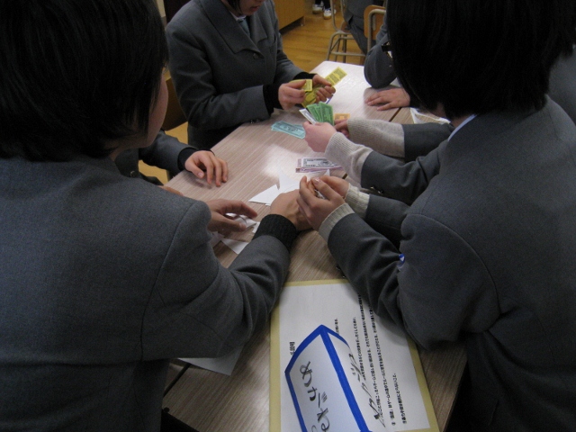 村上中等教育学校にてWS『世界のストリートから』を行いました。 _c0167632_14363836.jpg