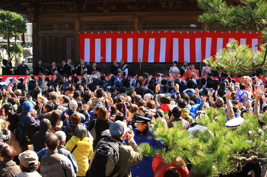 建長寺・・・豆まきの様子_d0025894_0364164.jpg