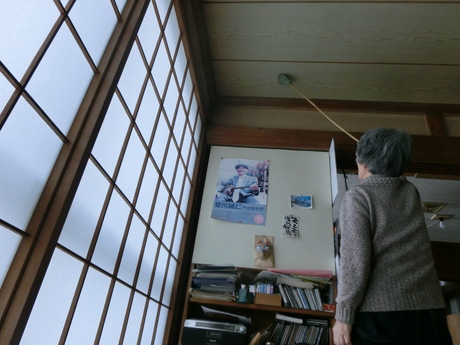 天井のクモの巣に「さとる棒」_a0203003_15223661.jpg