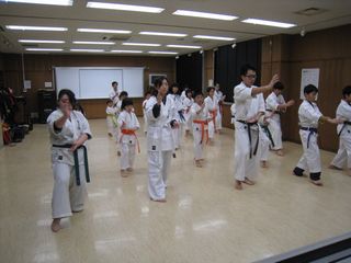 木曜空手は手稲教室 笑顔で楽しみました!_c0118332_23495874.jpg
