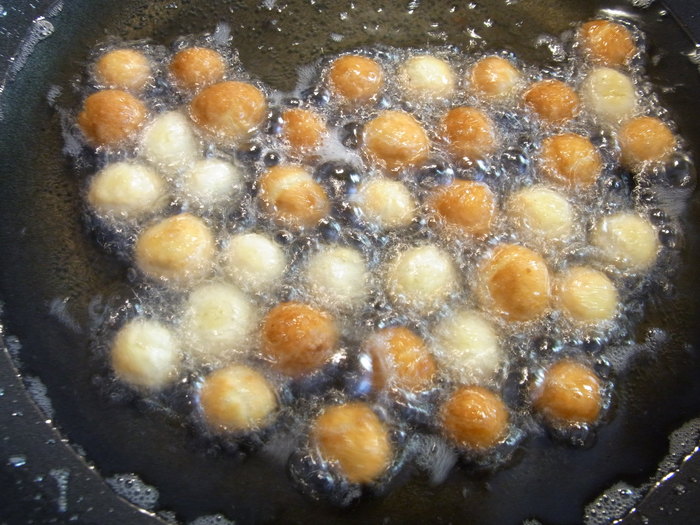 バレンタイン♡ ウンブリアの揚げ菓子 Cicerchiata _b0246303_2293911.jpg