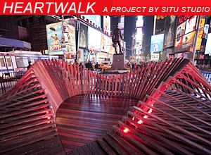 NYのタイムズスクエアに、歩いて楽しむ愛のアート、ハート・ウォーク(Heartwalk)登場中_b0007805_1353526.jpg