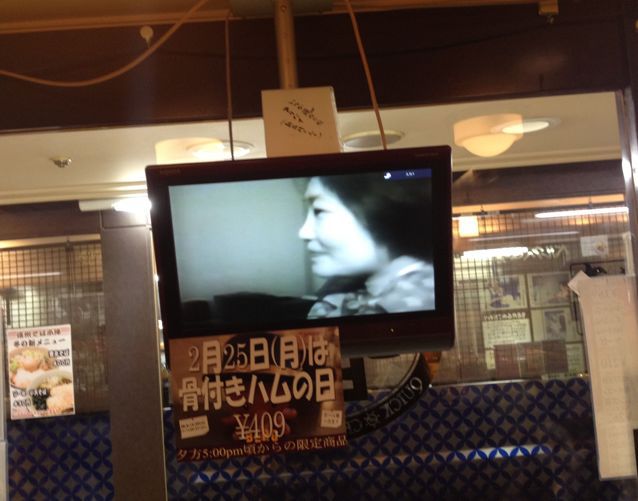 【ただいま店内上映中♪】写真家佐々木美智子さんの撮られた秘蔵の映像上映中♪。本日は、「アリバイ、新宿村で出会った人々」懐かしい有名人の姿も続々。テレビでもYouTubeでも見れない！ぜひ♪_c0069047_21154272.jpg