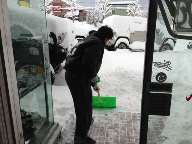 大雪ですねヽ( ̄д ̄;)ノ=3=3=3トミーにはいれません_b0127002_8354939.jpg