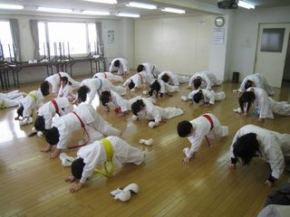 日曜空手 新川教室 元気に家族空手!_c0118332_1415911.jpg