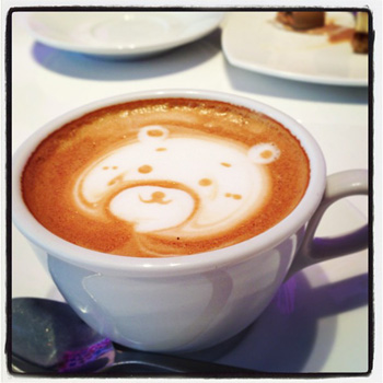 フィアットカフェのクマがムンクの叫びに_c0060143_224320.jpg