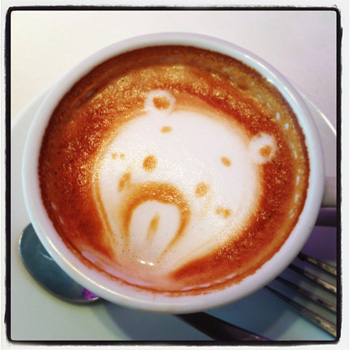 フィアットカフェのクマがムンクの叫びに_c0060143_22461.jpg