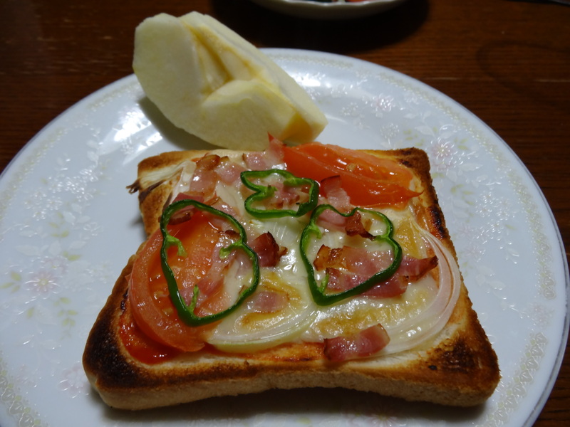 トンマ鍋、銀鱈の照り焼き、野菜サラダにチーズトースト、カップ麺です。_c0225997_2356482.jpg