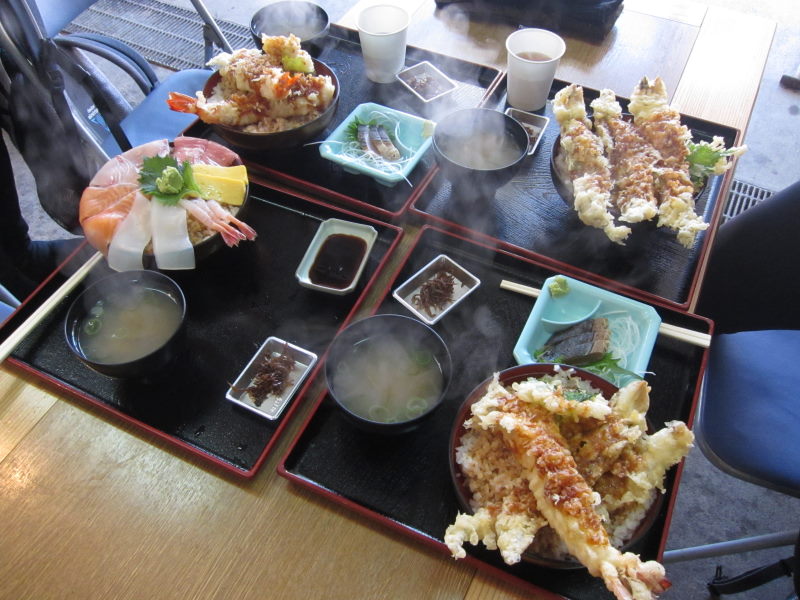 どんぶりからあふれんばかりの海鮮丼に舌鼓-やることなすこと最高クオリティ！日生牡蠣おこサイクリング②_e0138081_8354525.jpg