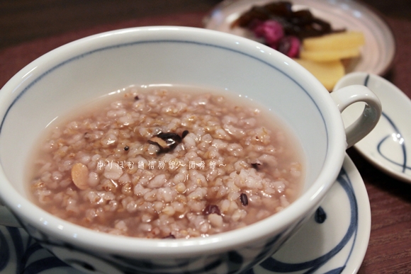 香ばしい香りが癖になる 炒り玄米のお粥 生姜入りべっこう餡で スパイスと薬膳と