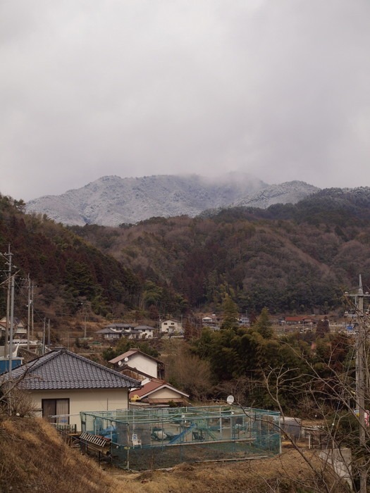 山頂が雪の遠くの山_c0116915_0221162.jpg