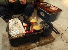 13.02.20.(水)　かまくらで炭火焼き１１_b0052375_13394557.jpg