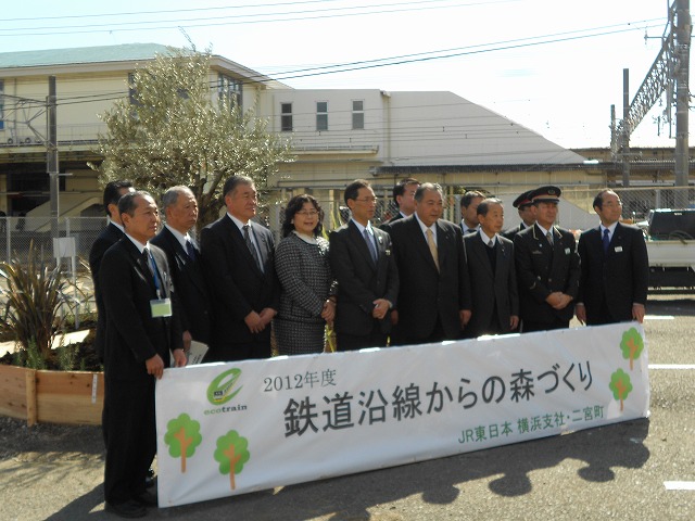 2月21日鉄道沿線からの森づくりで駅前植樹、朝日新聞販売店へ、峠公園の会_d0143678_23541627.jpg