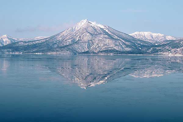 薄氷に映す恵庭岳_f0212586_17565027.jpg