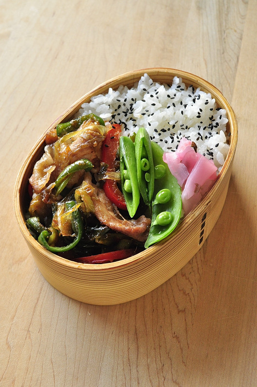 彩り生姜焼き弁当_b0171098_824081.jpg