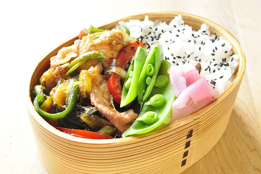 彩り生姜焼き弁当_b0171098_9145056.jpg