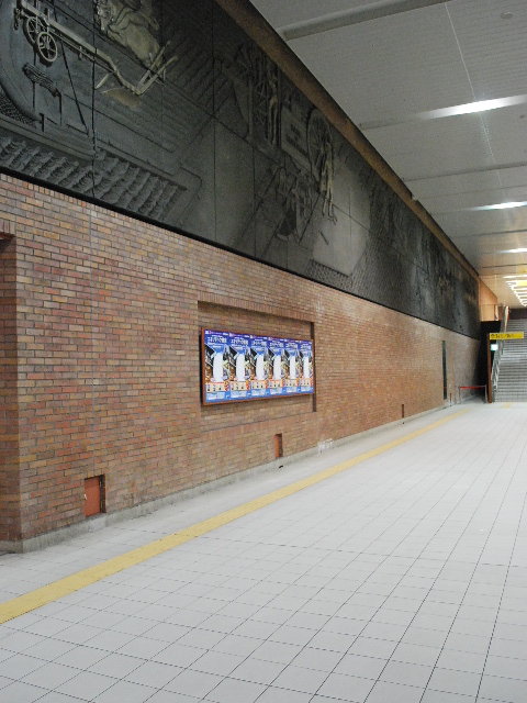 横浜みなとみらい線・馬車道駅レリーフ(昭和モダン建築探訪番外編)_f0142606_1923106.jpg