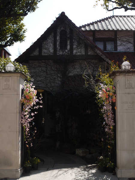 シェ松尾松濤レストラン様の装花 河津桜と春の花のパステルミックスで _a0042928_2114450.jpg